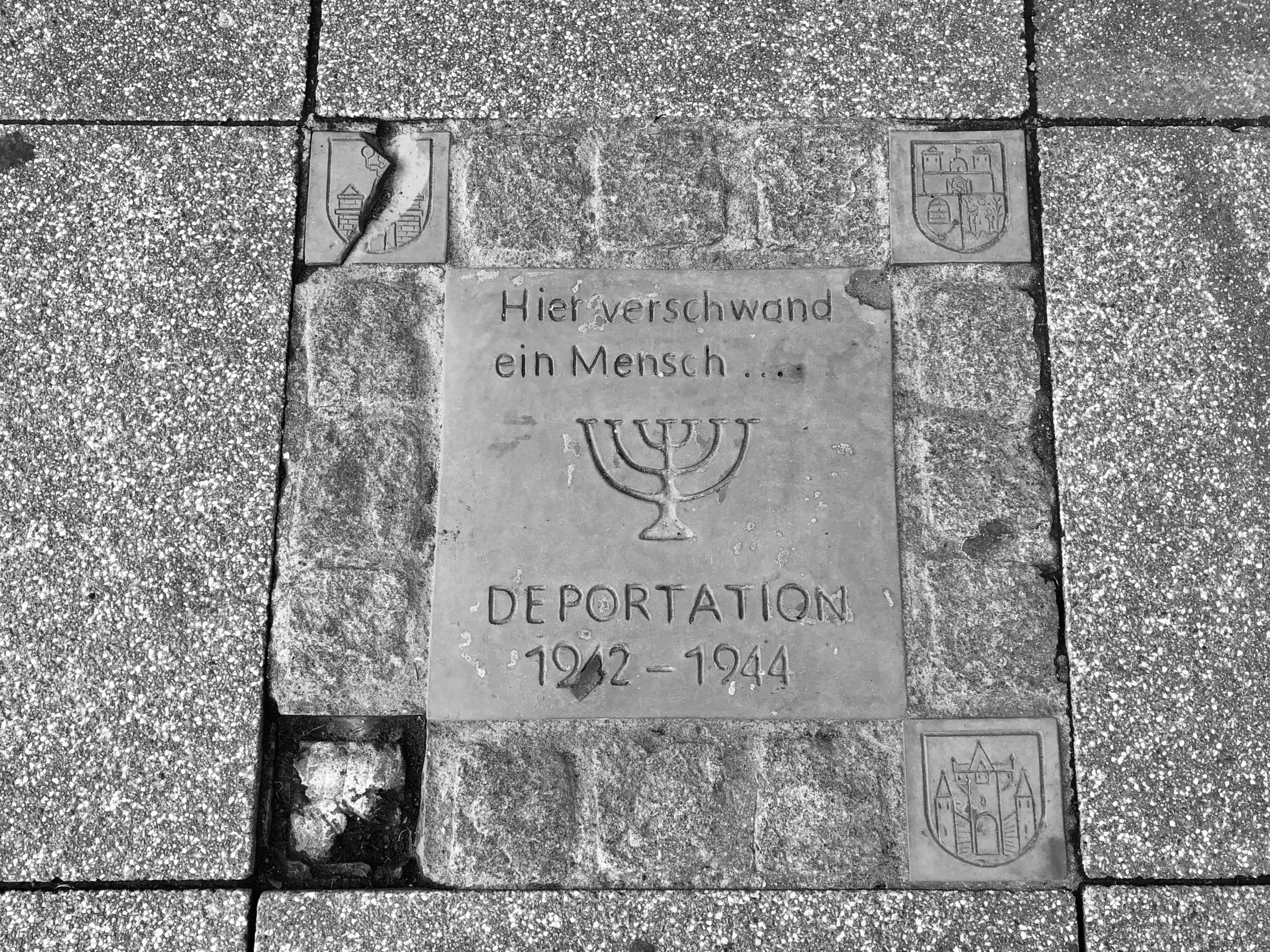 Tafel im Gedenken an die Deportationen in Magdeburg