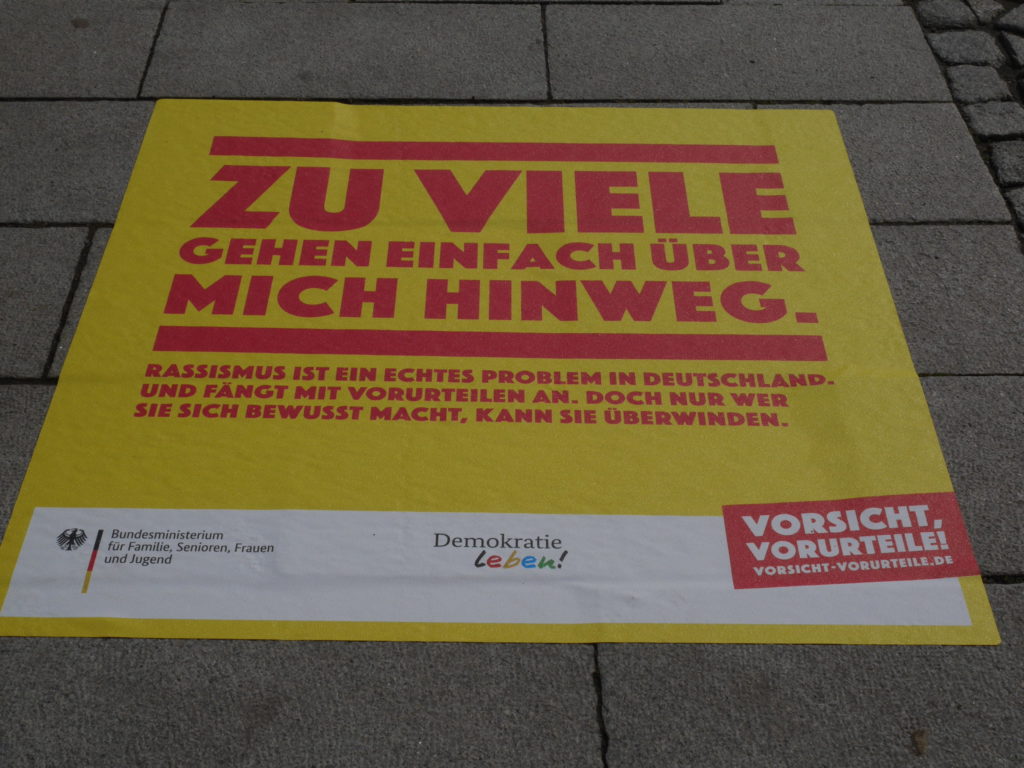 Aktionsplakat "Vorsicht Vorurteile" vor dem Magdeburger Rathaus