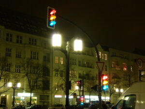 Verkehrsampel an einer Großstadtkreuzung. Bild: GillyBerlin, Neue Ampel Kaiserdamm, CC BY 2.0, https://www.flickr.com/photos/gillyberlin/3116882184/