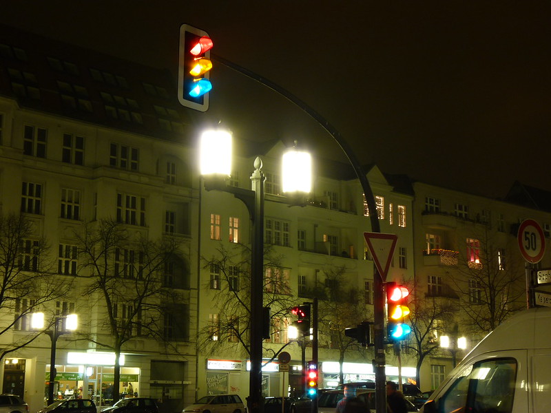 Traffic light at a big city intersection. Image: GillyBerlin, New traffic lights Kaiserdamm, CC BY 2.0, https://www.flickr.com/photos/gillyberlin/3116882184/