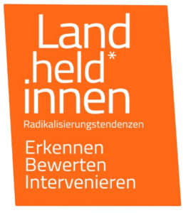 Logo unseres Modellprojekt Landheld*nnen: Auf orangem Hintergrund ist in weiß der Schriftzug zu sehen: Landheld*innen. Radikalisierungstendenzen Erkennen, Bewerten, Intervenieren