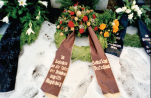 Gedenkkranz von Neonazis im Schnee