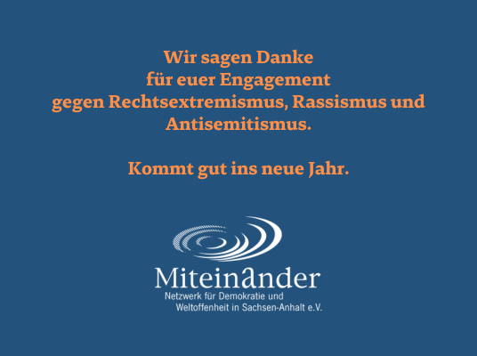 Blaue Kachel mit oranger Schrift: "Wir sagen Danke für euer Engagement gegen Rechtsextremismus, Rassismus und Antisemitismus.