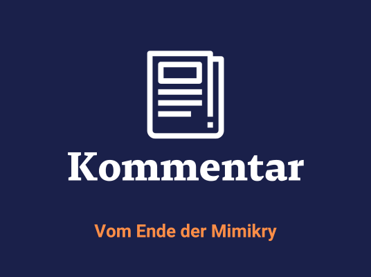 Blaue Kachel mit der Überschrift: "Kommentar". Darunter: "Vom Ende der Mimikry".