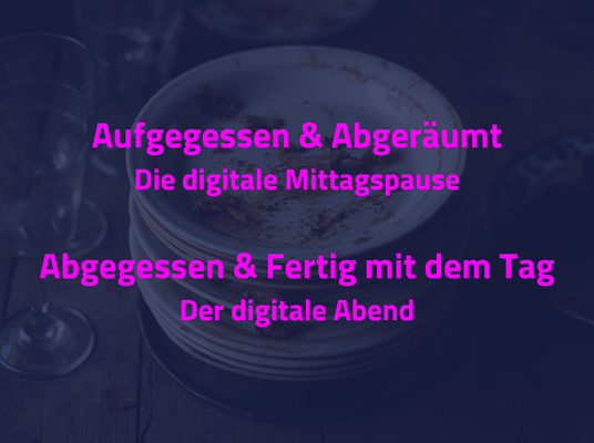 Foto eines Stapels von Tellern mit Essensresten. Dazu der Text: Aufgegessen & Abgeräumt: Die digitale Mittagspause Abgegessen & Fertig mit dem Tag: Der digitale Abend